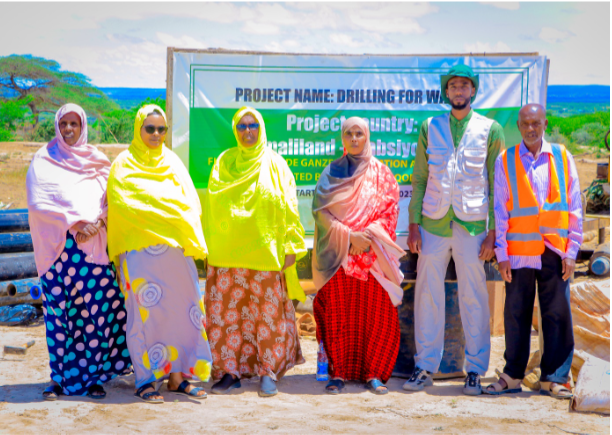 Bestuursleden en projectleider Abdirisak bij het project.