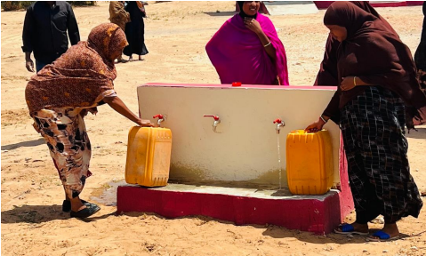 Vrouwen vullen jerrycans met schoon water.